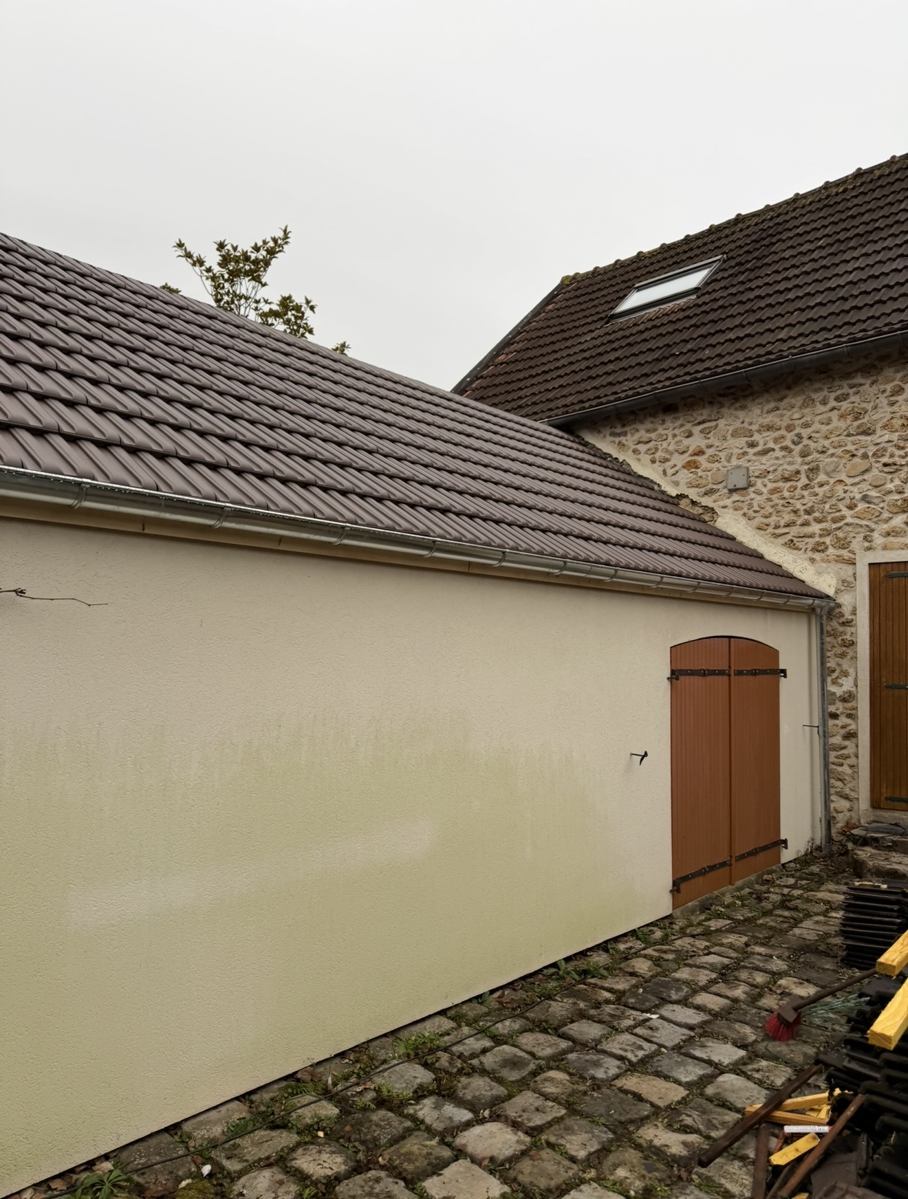 Toiture en tuiles neuve avec gouttière en zinc