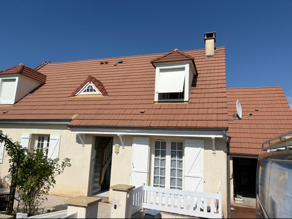 Maison avec une toiture en tuiles, chantier PRIN COUVERTURE